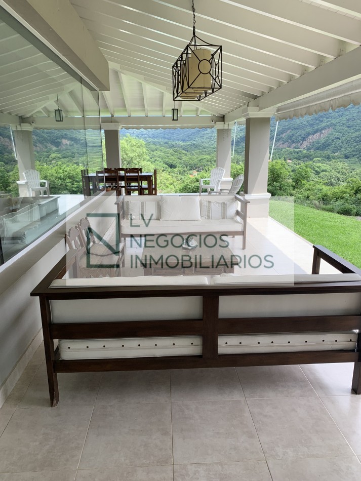 CASA EN LA HOYADA